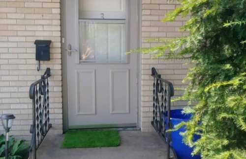 Rockford House | Popular Edgewater Neighborhood.