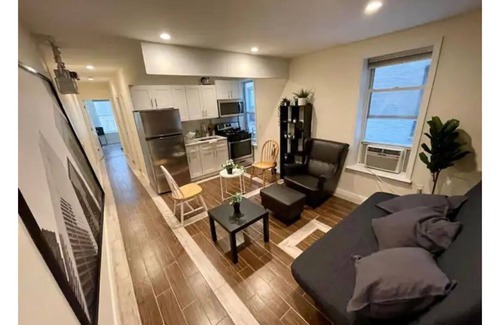 Hunters Point Apartment | Popular L.I.C Apartment - 1 stop from Manhattan