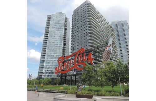 Hunters Point Apartment | Popular L.I.C Apartment - 1 stop from Manhattan