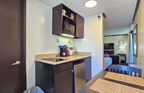 Honolulu Apartment | Popular self-contained Apartment in Waikiki Sleeps 2-3 guests.