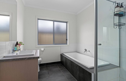 Shepparton North House | Popular Villa -Accommodation in Shepparton