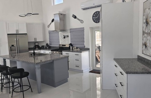 Rainbow Bay House | Porpoise Paradise Luxury Villa, 8 minutes walk to beach.