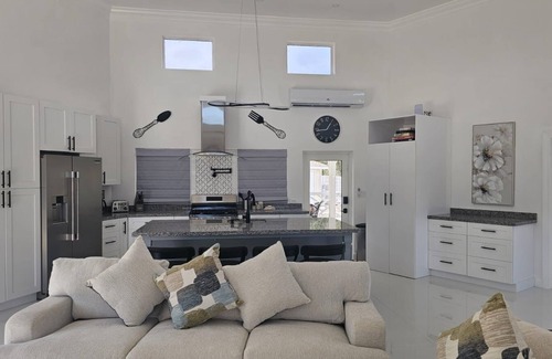 Rainbow Bay House | Porpoise Paradise Luxury Villa, 8 minutes walk to beach.