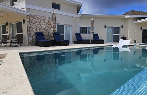 Rainbow Bay House | Porpoise Paradise Luxury Villa, 8 minutes walk to beach.
