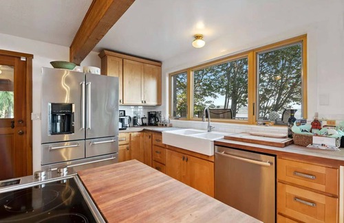 Suquamish House | Porpoise Paradise Waterfront Home w Beach/Hot Tub