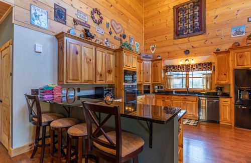 Frank Cabin | Porridge Pot - Log cabin with hot tub and arcade near Marion and Banner Elk!
