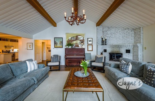 Muskoka Lakes Cottage | Port Carling 6 bedroom! 4 kayaks, Lily Pad, Sun All-Day + Sunsets! Sandy Entry!