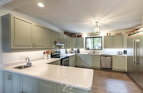 Muskoka Lakes Cottage | Port Carling 6 bedroom! 4 kayaks, Lily Pad, Sun All-Day + Sunsets! Sandy Entry!