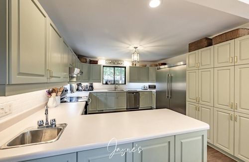 Muskoka Lakes Cottage | Port Carling 6 bedroom! 4 kayaks, Lily Pad, Sun All-Day + Sunsets! Sandy Entry!