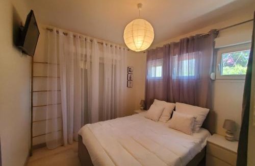 Frejus Port Apartment | Port FREJUS T2 58m2 climatise avec terrasse, parki