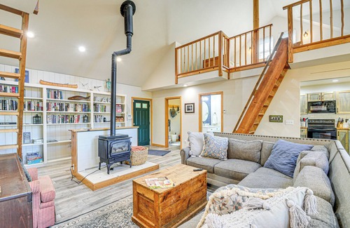 Burley Cabin | Port Orchard Lakefront Cabin w/Fire Pit & Grill!