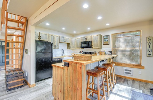 Burley Cabin | Port Orchard Lakefront Cabin w/Fire Pit & Grill!