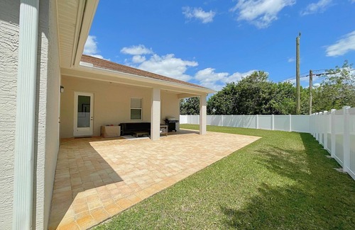 Port Saint Lucie House | Port St Lucie 5 bedroom 3 full bath home with huge fenced backyard!
