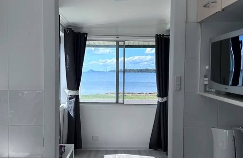 Swan Bay House | Port Stephens Getaway - Waterfront Home
