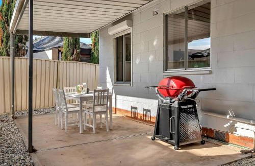 Oaklands Park House | Porta Marion - Practical Comfort Opposite Westfield