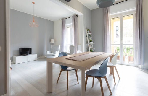 Porta Tenaglia Apartment | Porta Volta Bright and Roomy Flat