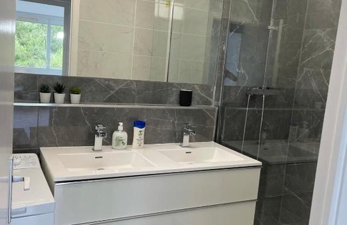 8th Arrondissement Apartment | Porte marine