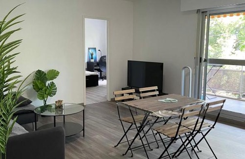 8th Arrondissement Apartment | Porte marine