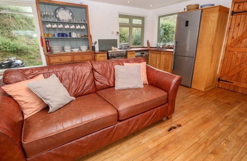 Trenance Cottage | PORTH FARM ANNEXE, pet friendly, with open fire in Mawgan Porth