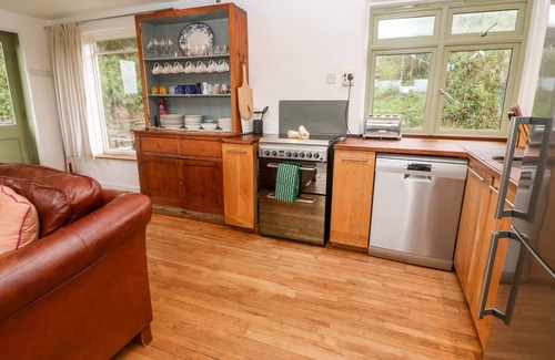 Trenance Cottage | PORTH FARM ANNEXE, pet friendly, with open fire in Mawgan Porth