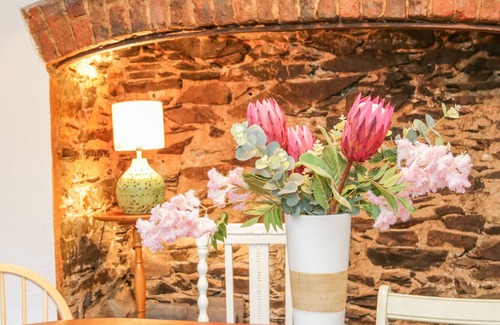 Llanfair Talhaiarn House | PORTH, pet friendly, character holiday cottage in Llanfair Talhaiarn