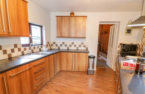 Llanfair Talhaiarn House | PORTH, pet friendly, character holiday cottage in Llanfair Talhaiarn