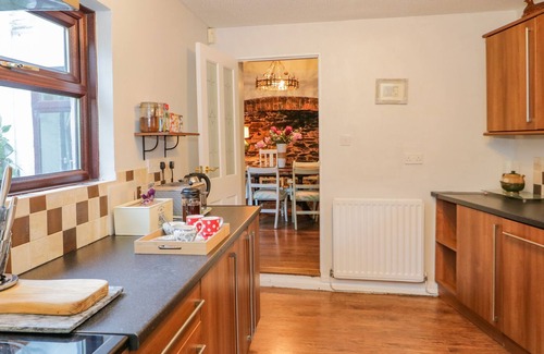 Llanfair Talhaiarn House | PORTH, pet friendly, character holiday cottage in Llanfair Talhaiarn