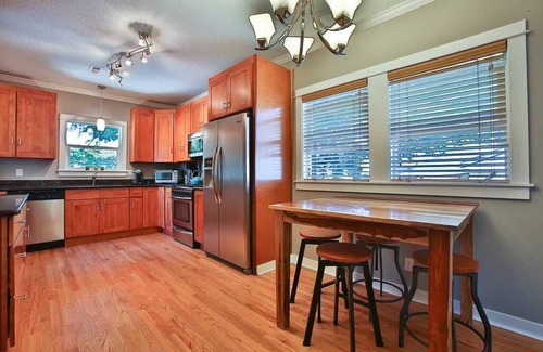 Montavilla House | Portland Bungalow Near Shops, restaurants and airport!