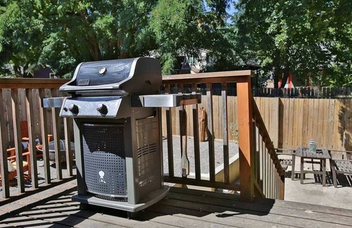 Montavilla House | Portland Bungalow Near Shops, restaurants and airport!