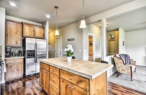 Oak Grove House | Portland Home w/Private Hot Tub: 9 Mi to Downtown