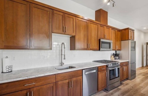 Buckman Neighborhood Apartment | Portland Retreat with Scenic Views and Fireplace