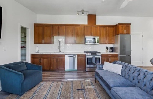 Buckman Neighborhood Apartment | Portland Retreat with Scenic Views and Fireplace