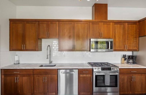 Buckman Neighborhood Apartment | Portland Retreat with Scenic Views and Fireplace