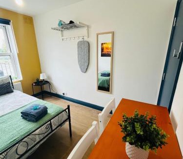 Dalgarno House | Portobello Self Check-In Rooms 611