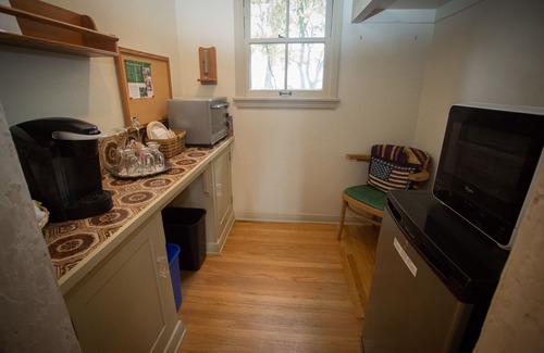 Atascadero House | Portola Inn offers classic comfort, serene suroundings and picturesque vistas.