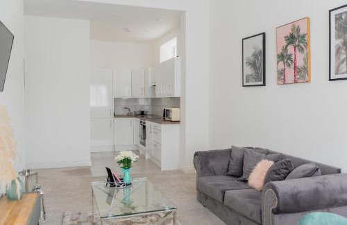 Buckland Apartment | Portsmouth City Centre Modern Apartment - with Free Parking