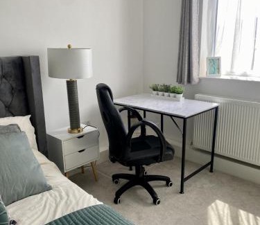Buckland Apartment | Portsmouth City Centre Modern Apartment - with Free Parking