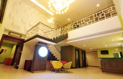 Solo City Centre Hotel | Pose In Hotel Solo