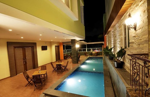 Solo City Centre Hotel | Pose In Hotel Solo