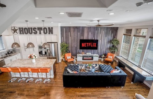 Midtown House | Posh Dtwn Midtown Home w Stunning Roof-topterrace