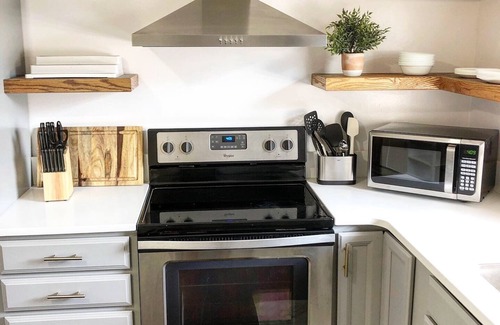 Fifth Ward Apartment | Posh Newport Retreat Free Parking Walk to Downtown and Mansions
