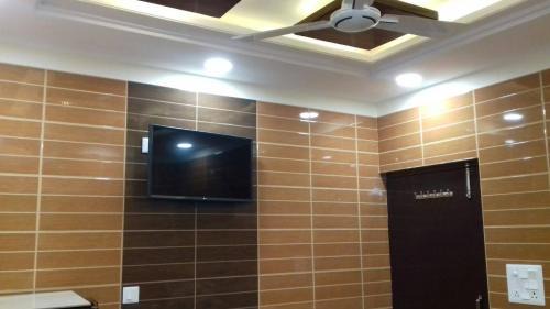 Lajpat Nagar Apartment | Posh, Nice Foreigner Area Lajpat Ngar Luxury Room