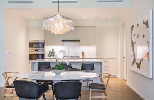 Ala Moana Condo | Posh Oceanview Condo w/Resort Pool & Spa, AC & Spacious Lanai - Park Lane Palm