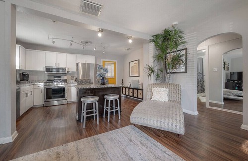 Ybor City House | Posh spacious pool house in the Heights.
