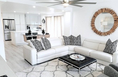 Jupiter House | POSHPADZ Villa Kokomo-Lake View Patio- Walk to Jupiter Beach Sleeps 6