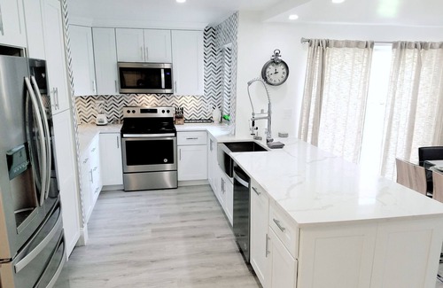Jupiter House | POSHPADZ Villa Kokomo-Lake View Patio- Walk to Jupiter Beach Sleeps 6