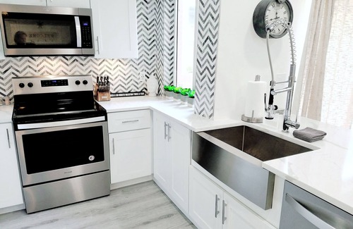 Jupiter House | POSHPADZ Villa Kokomo-Lake View Patio- Walk to Jupiter Beach Sleeps 6