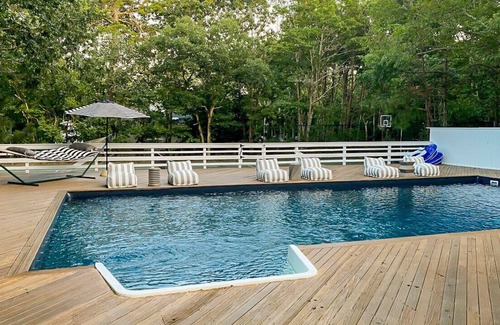 Quogue House | Post-Modern-style home with coastal-style bedrooms, an open-floor plan, a...