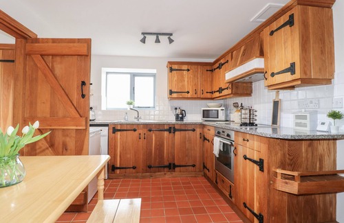 Atlow Cottage | POSTBOX COTTAGE, family friendly, with a garden in Ashbourne