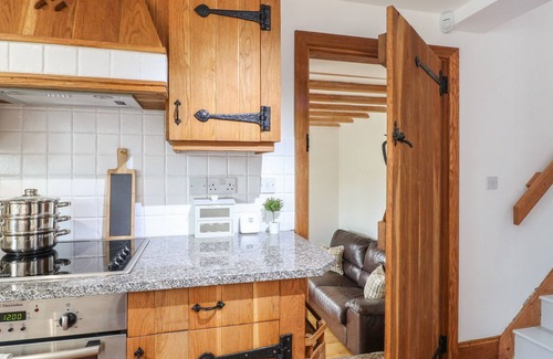 Atlow Cottage | POSTBOX COTTAGE, family friendly, with a garden in Ashbourne